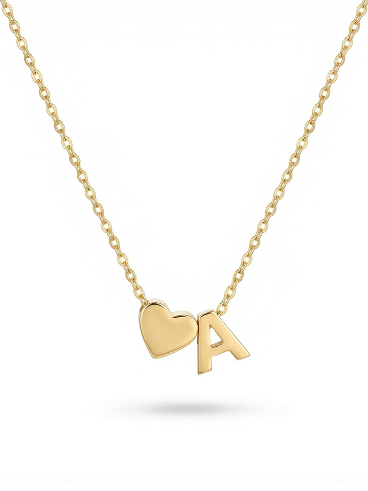 COLLIER AVEC INITIALE EN FORME DE CŒUR