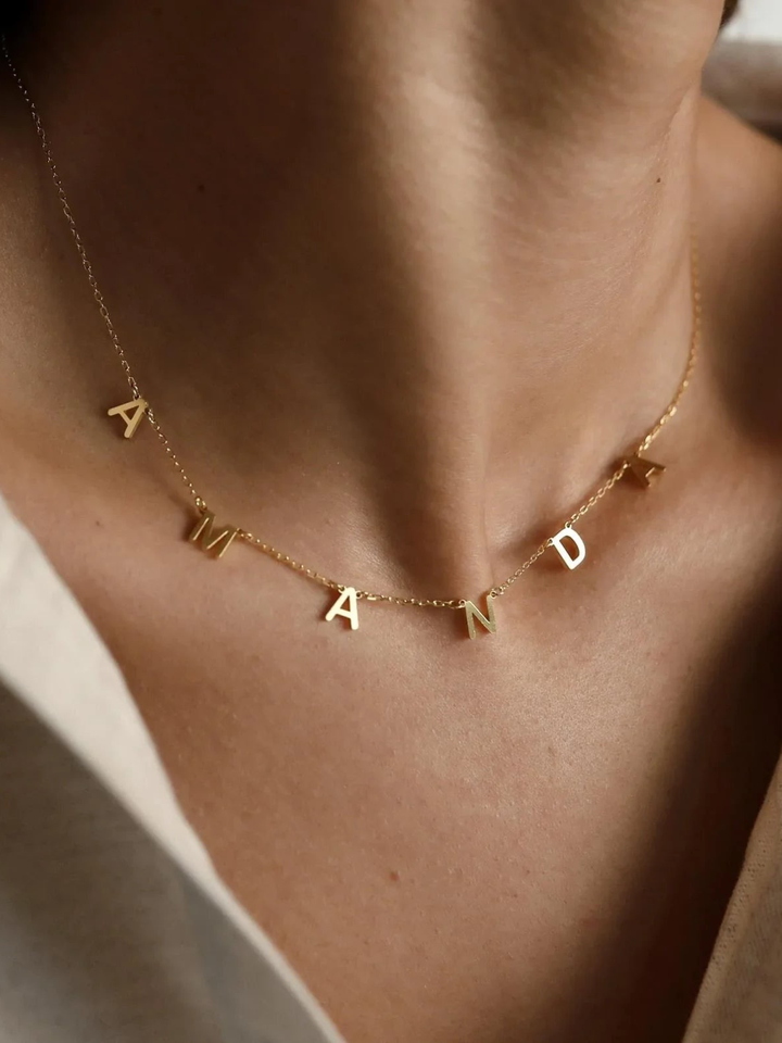 COLLIER AVEC UNE LETTRE