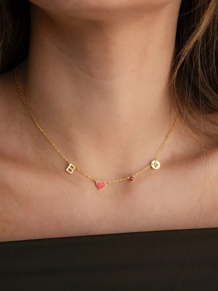 COLLIER AVEC INITIALE EN FORME DE CŒUR